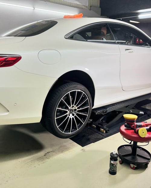 Mercedes Coupé auf der Hebebühne