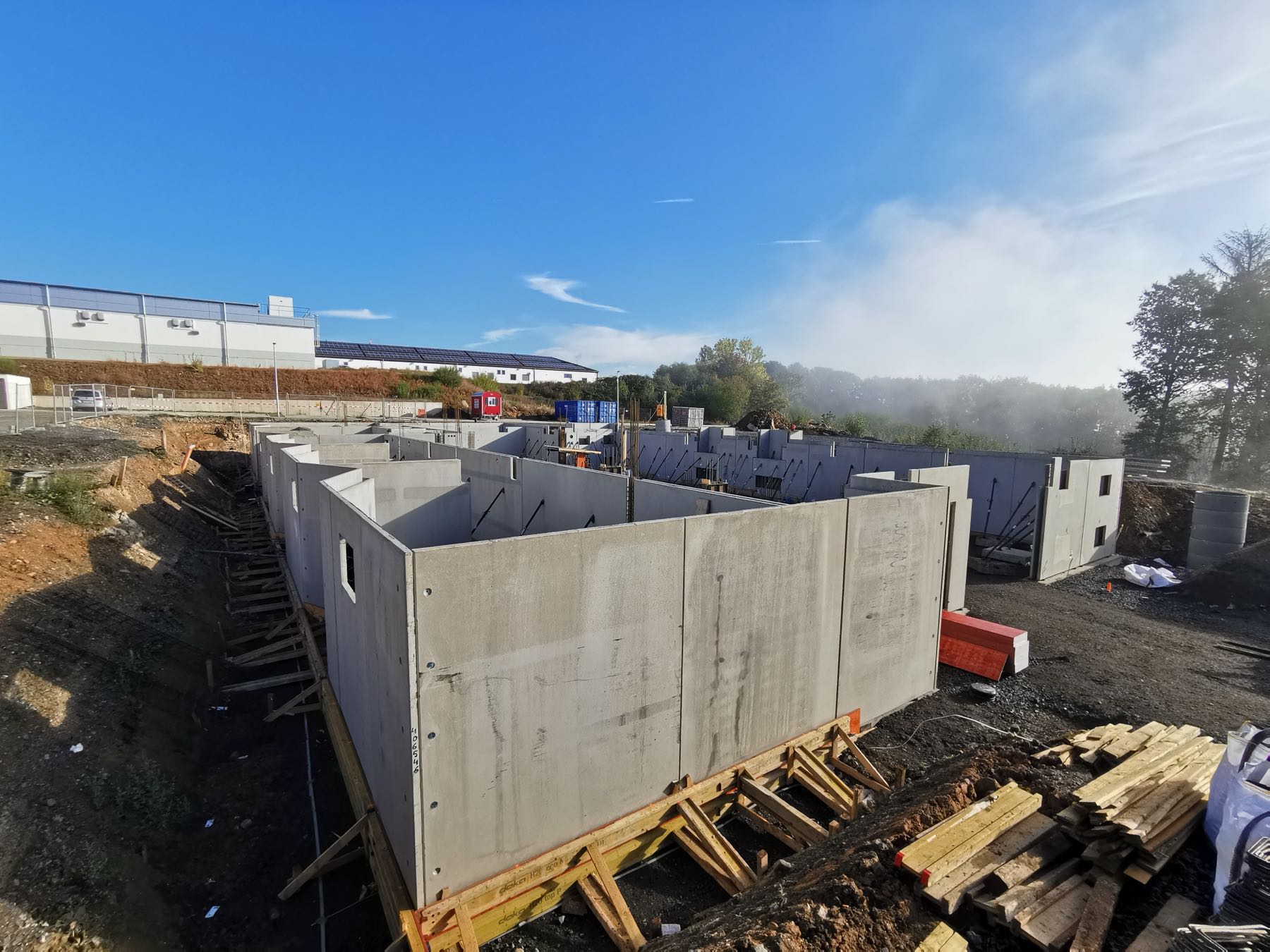 Rohbau der Wohnanlage in Frickhofen mit Betonfertigteilwänden im Überblick