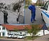 Collage: Mann in Schwarz-Weiß auf Straße; Mann in blauer Arbeitskleidung neben weißem Transporter; Firmengebäude mit Transportern.