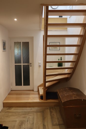 Eingangsbereich mit Holztreppe