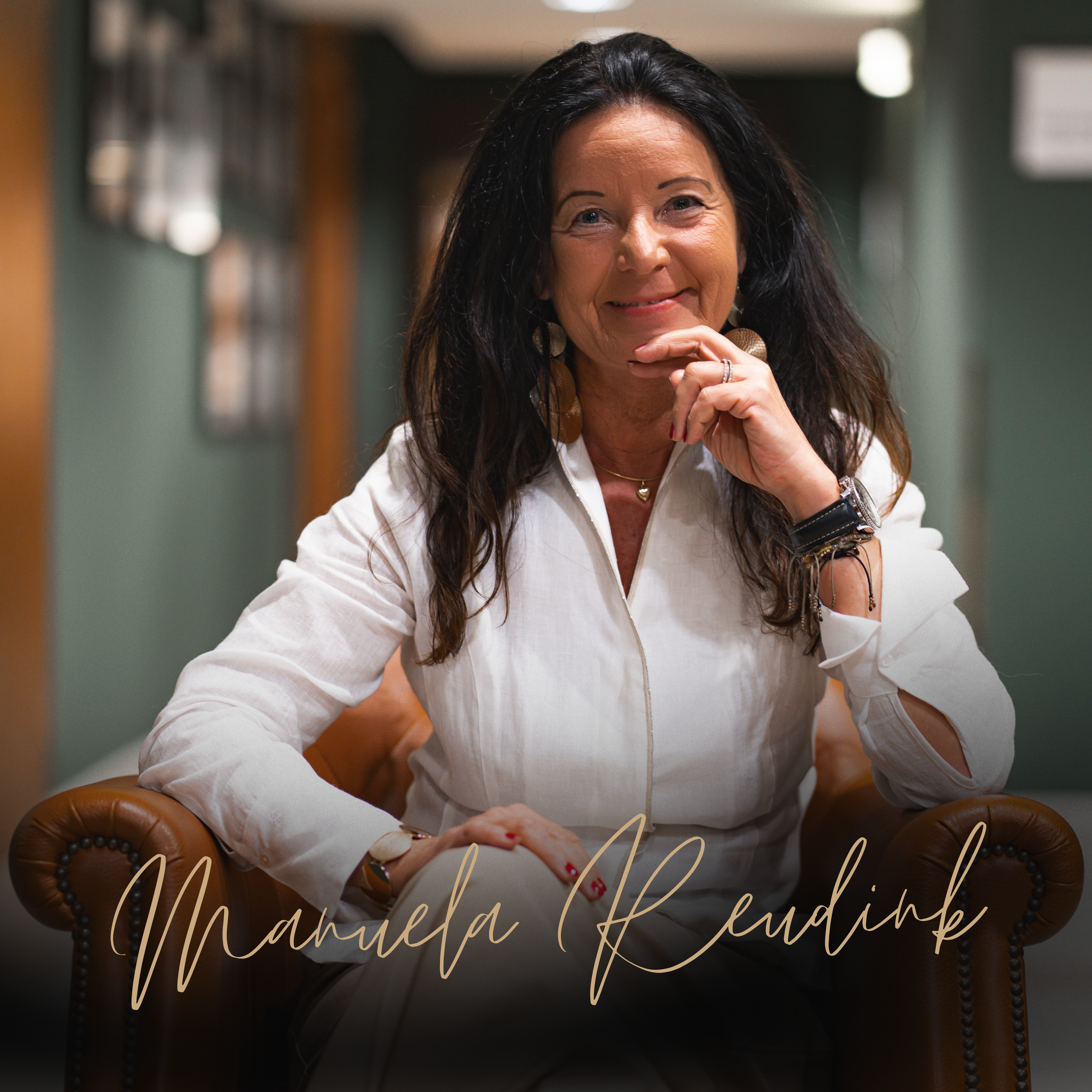 Manuela Reudink, lächelnd im Ledersessel