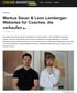 Zwei junge Männer, Markus Sauer und Leon Lemberger, stehen vor abstrakten Gemälden und schauen nach vorne.