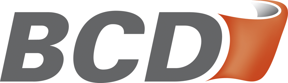 Grauer Text "BCD" mit einem stilisierten orangefarbenen Blatt rechts daneben.