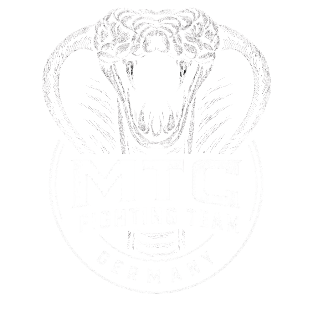 Weißes MTC Fighting Team Germany Logo mit einer Kobra auf grünem Hintergrund.