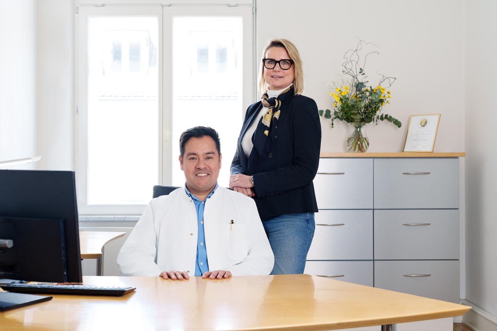 Das Team von AVANA Aesthetics München – Dr. Avila-Ferrufino mit Praxismitarbeiterin