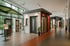 Ausstellungsraum mit verschiedenen Haustüren, Fenstern und Sonnenschutzsystemen.