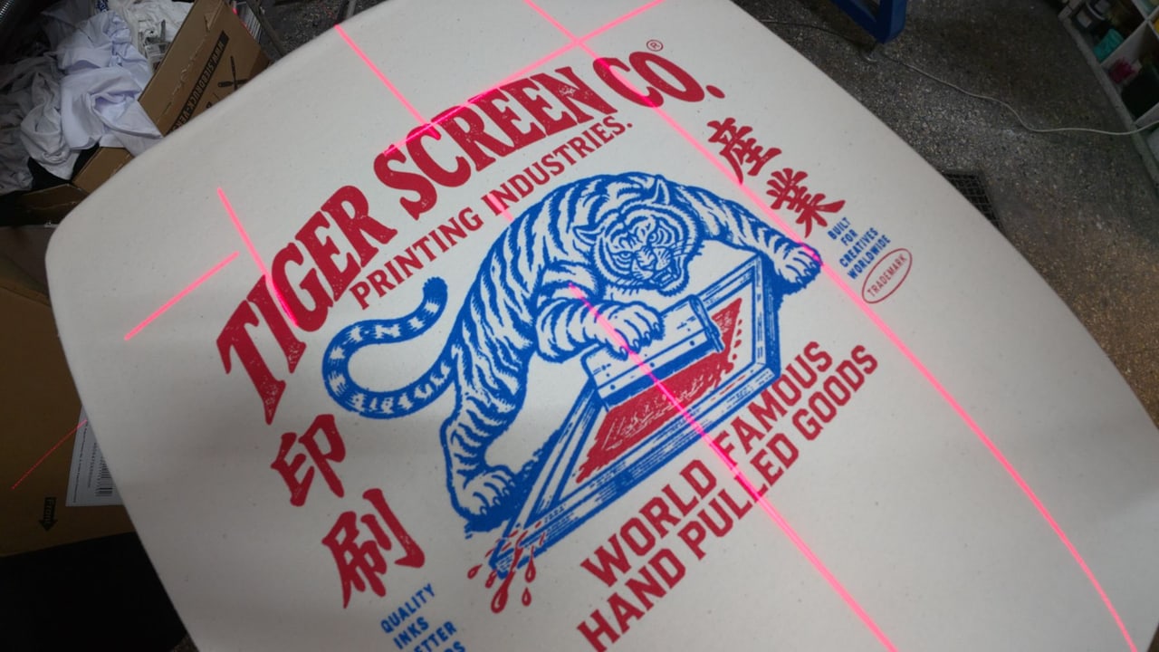 Fertig gedrucktes zweifarbiges Motiv auf dem Shirt