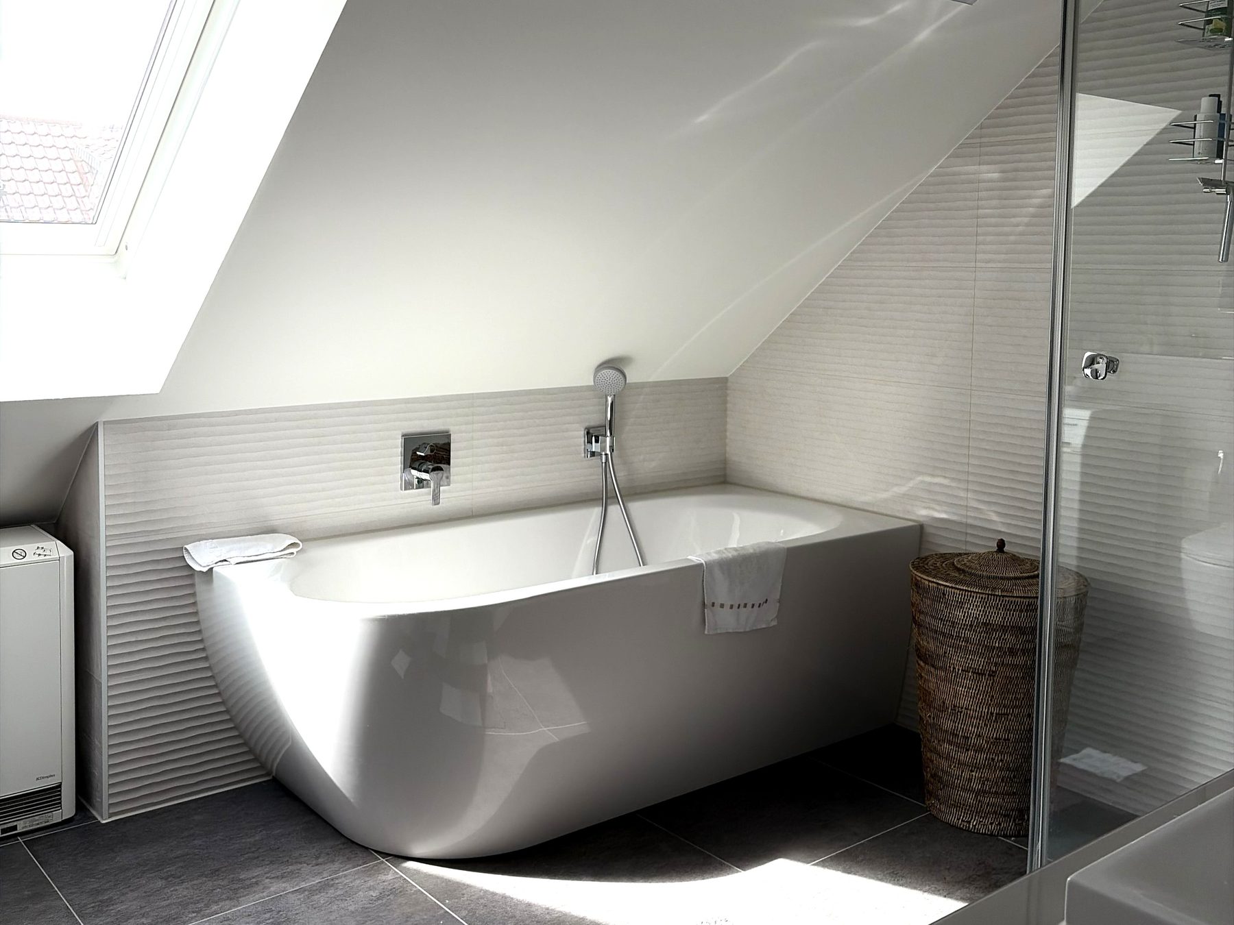 Tageslichtbad mit Wanne und Dusche