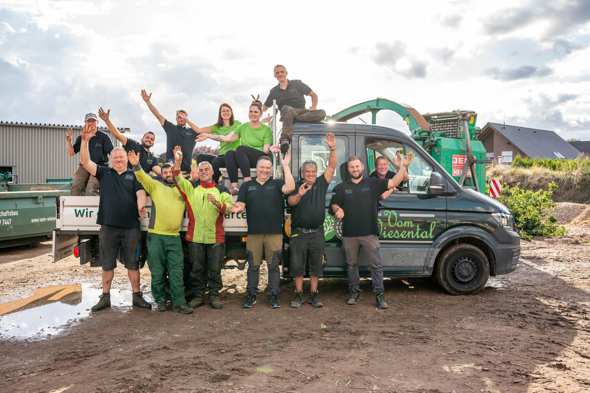 Das komplette Team der vom Wiesental GmbH jubelt vor dem Firmenwagen