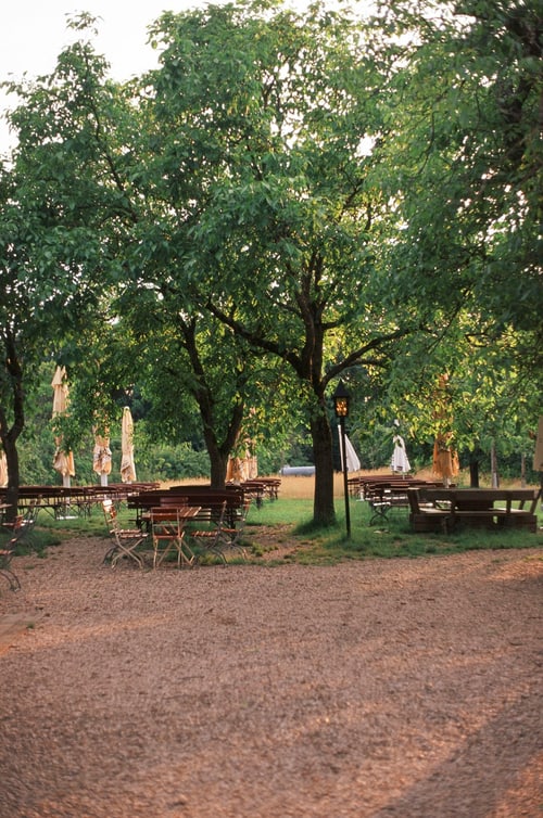 Biergarten eines Landgasthofs am Abend