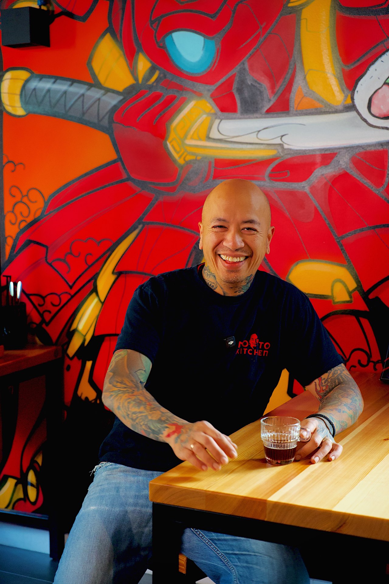Hien Tran, Inhaber von Moto Kitchen, vor dem Samurai von Sbeck