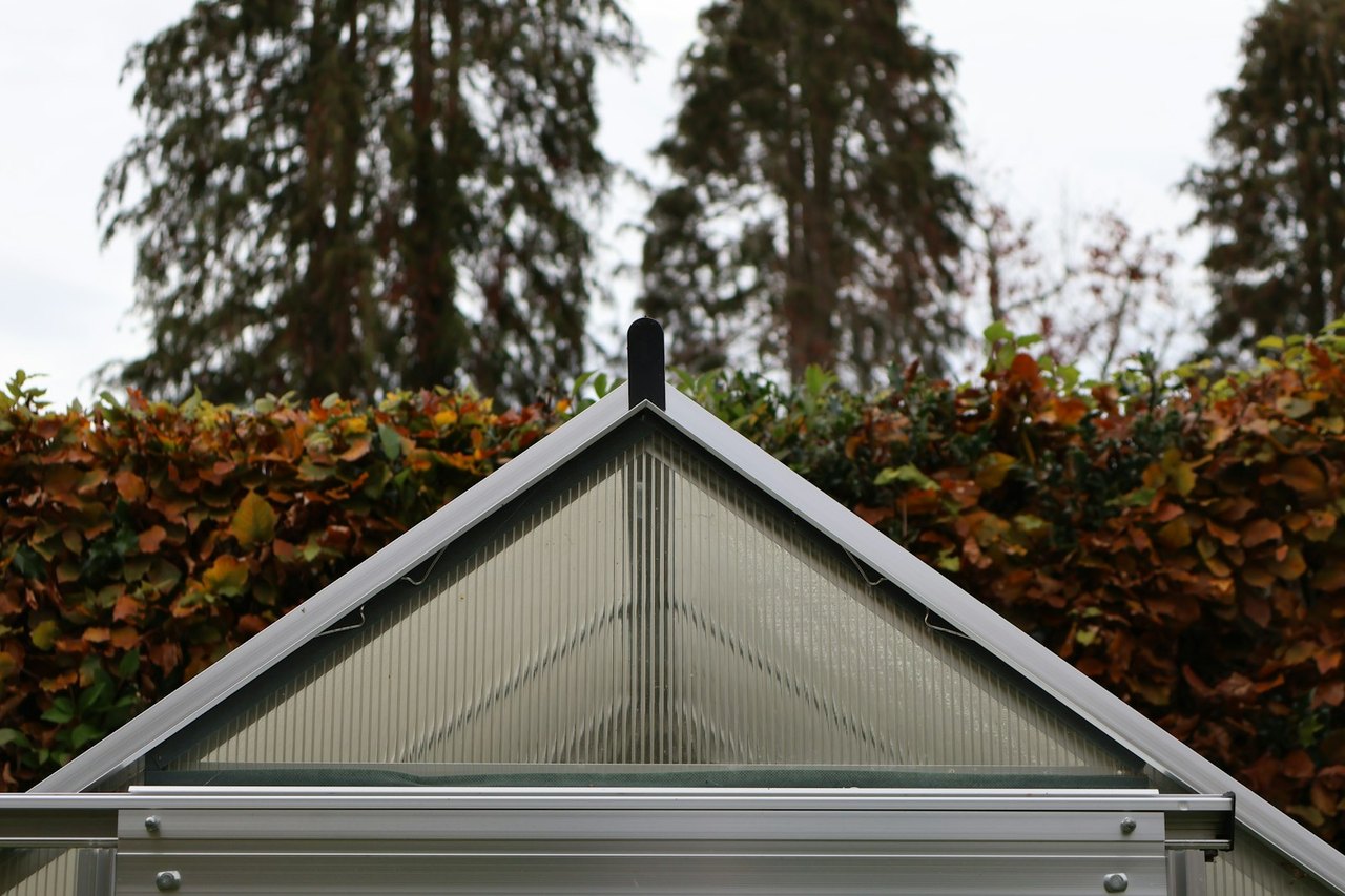Dach mit opalen, milchig-weissen Polycarbonat-Stegplatten