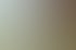 Moderne Pergola mit faltbarem Dach über einem Whirlpool und Hängesessel neben einem roten Backsteinhaus.
