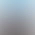 Künstlerisches Porträt einer Person in roter und blauer Lichtstimmung