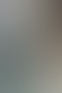 Eine Hand mit Latex-Handschuh tippt auf einen Bildschirm, der ein 3D-Modell von Zähnen zeigt.