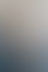 Ein Mann und eine Frau sitzen an einem Tisch, der Mann gestikuliert mit den Händen und hält einen Stift.