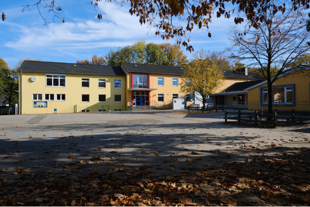 Wohnstraße mit Grundschule und Kastanienbäumen