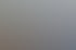 Menschen unterhalten sich bei einer Abendveranstaltung im Freien mit Weingläsern unter einer Lichterkette.