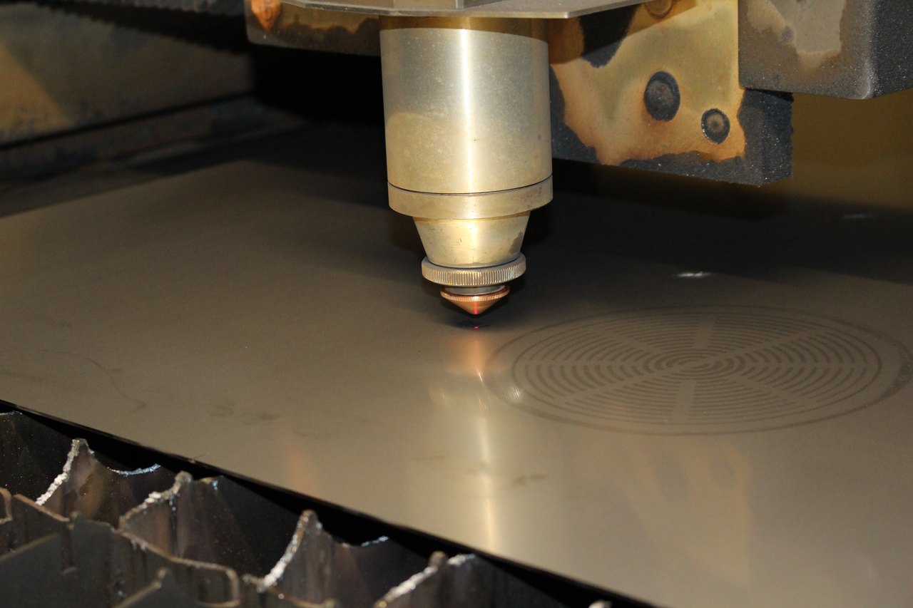 Faserlaser beim Schneiden von Blech