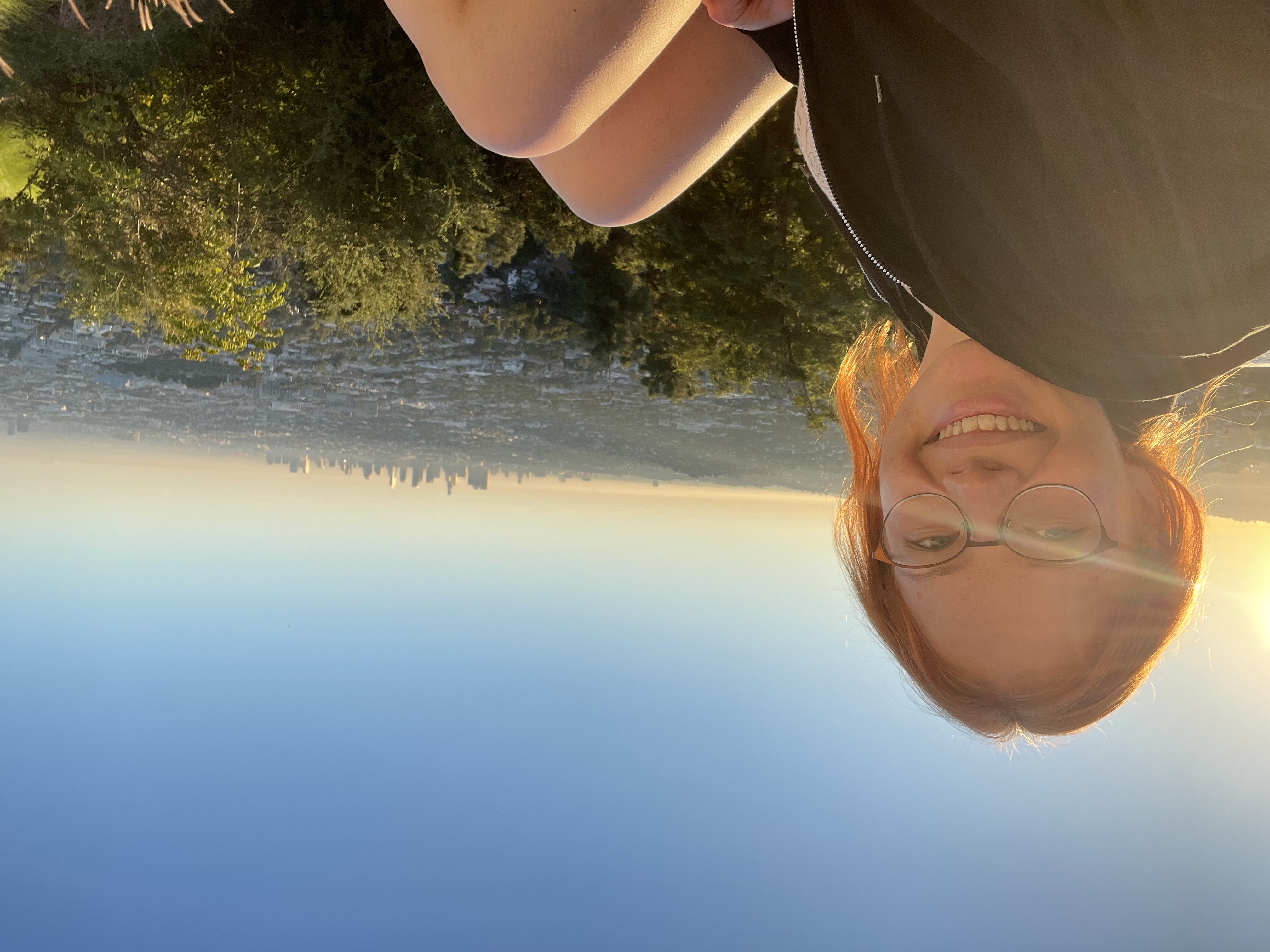 Anna-Maria Köstler lächelt entspannt bei Sonnenuntergang — Remembering