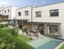 Moderne Reihenhäuser mit Terrassen, Garten, Sitzgelegenheiten und kleinem Pool im Freien.
