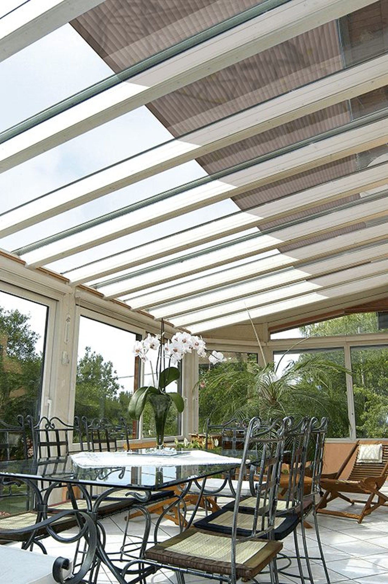Terrassendach aus Aluminium mit integriertem Rollladen