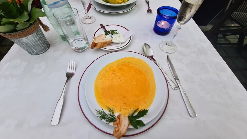 Französische Spezialität angerichtet auf weißem Porzellan