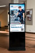 Digitales Werbedisplay für eine Lehre als Abdichter/in EFZ bei A+B Flachdach mit QR-Code und einem jungen Handwerker.