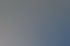 Ein Mitarbeiter betrachtet am Computerbildschirm eine 3D-Architekturplanung eines Gebäudes und technische Grundrisse.