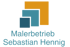 Logo des Malerbetriebs Sebastian Hennig mit drei versetzten Quadraten in Blau, Türkis und Orange auf schwarzem Grund.