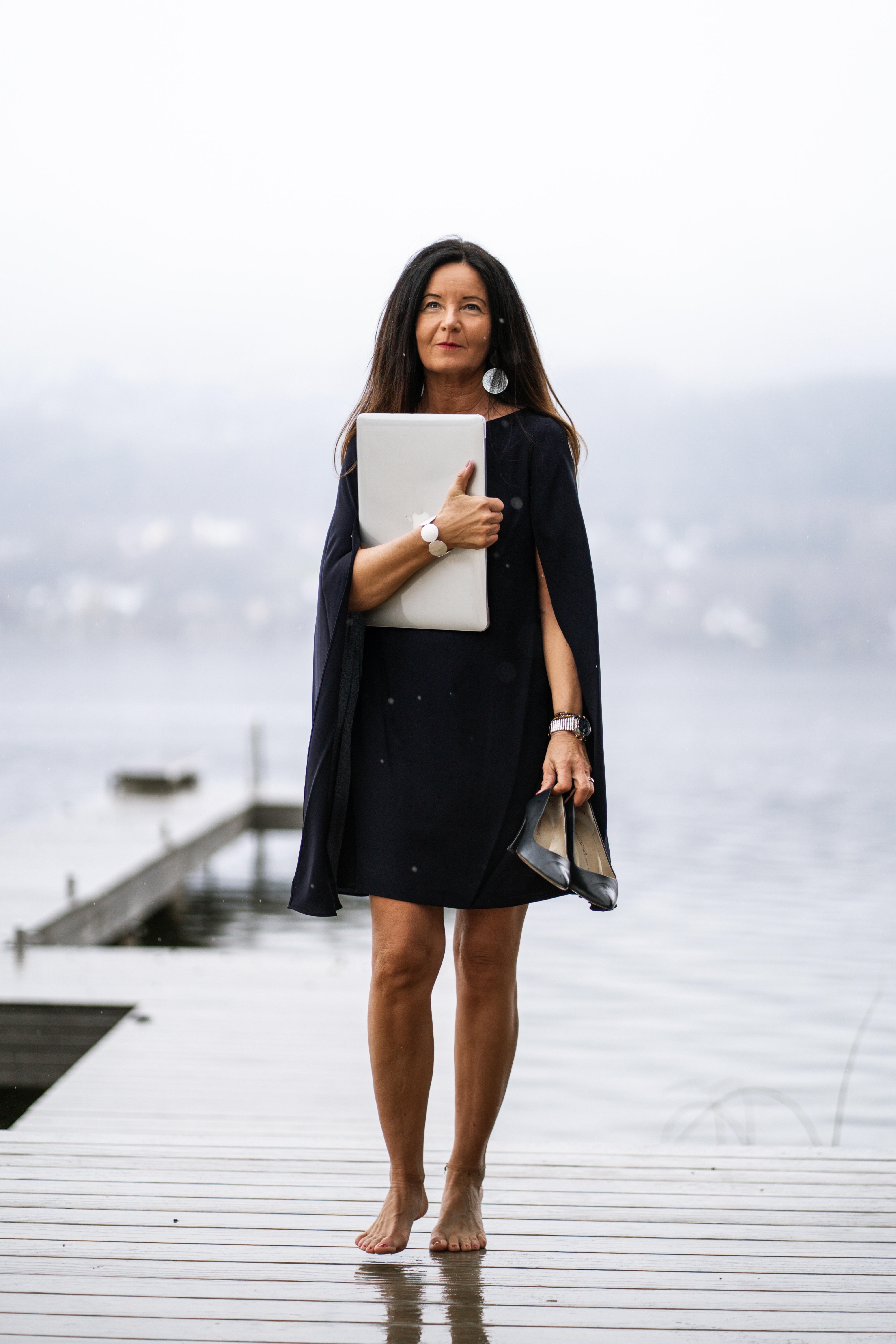 Manuela Reudink barfuß auf einem Steg am See