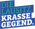 Logo mit dem Text „DIE LAUSITZ. KRASSE GEGEND.“ in grüner und weißer Schrift auf blauem, gestuftem Hintergrund.