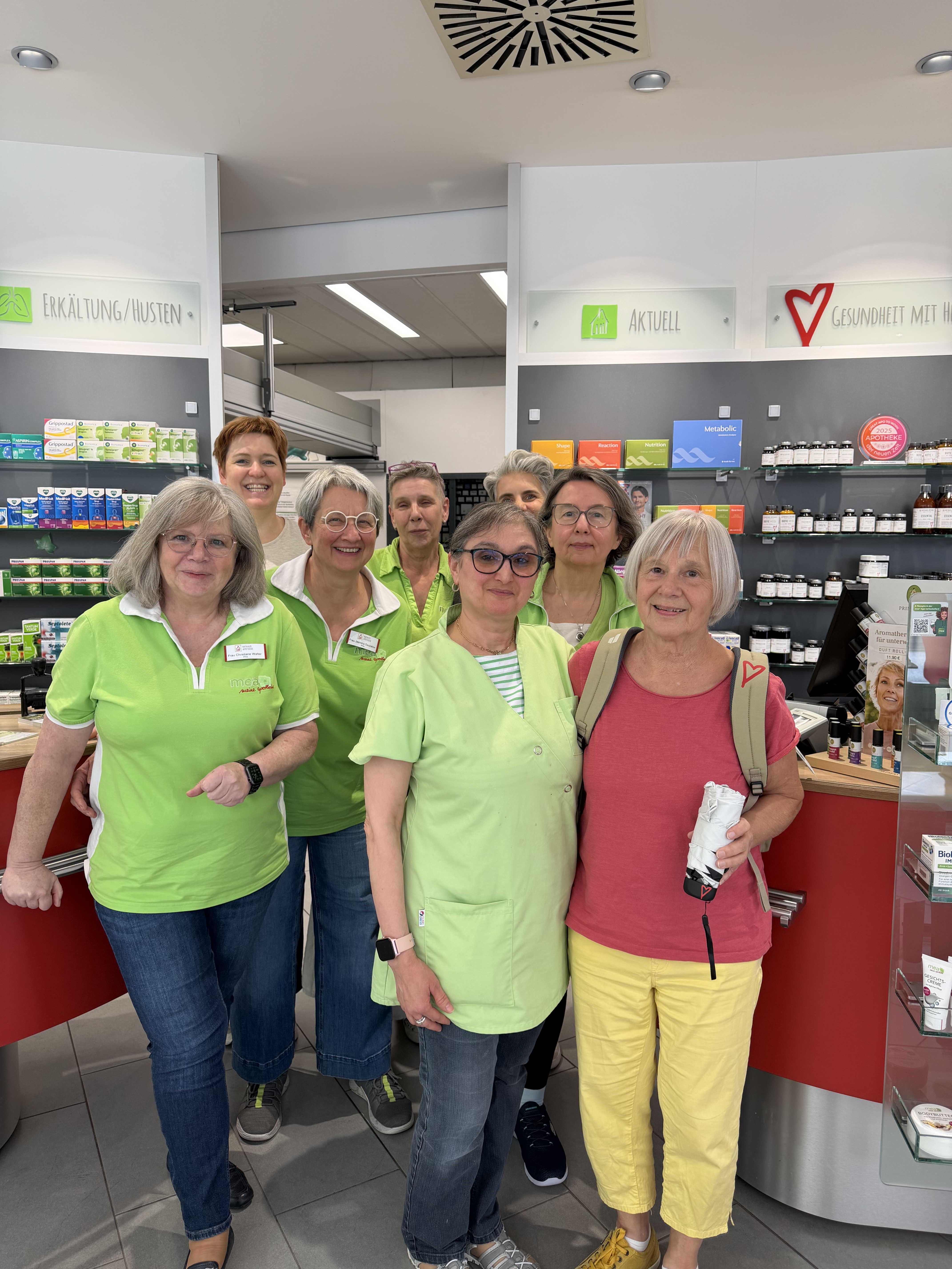 Das Team der Rathaus Apotheke Asperg verabschiedet Frau Winkler