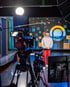 Studio-Dreh vor einer LED-Wand mit Kameras und Tonangel
