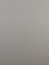Klimaanlage über Fernseher und weißem TV-Möbel mit Holzschale.