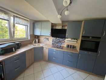 Einbauküche mit Backofen, Spüle und Fenster