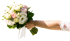 Braut hält frischen Hochzeitsstrauß mit Rosen