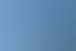 Moderne Hochschulfassade von unten gegen einen blauen Himmel mit Wolken