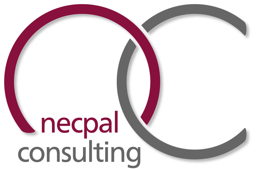 Logo von Necpal Consulting: Zwei ineinander verschlungene Halbkreise, einer weinrot, einer grau, mit Text "necpal consulting".