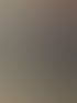 Drei Männer arbeiten in einer Werkstatt: Einer misst, einer schreibt Notizen, einer näht an einer Maschine.