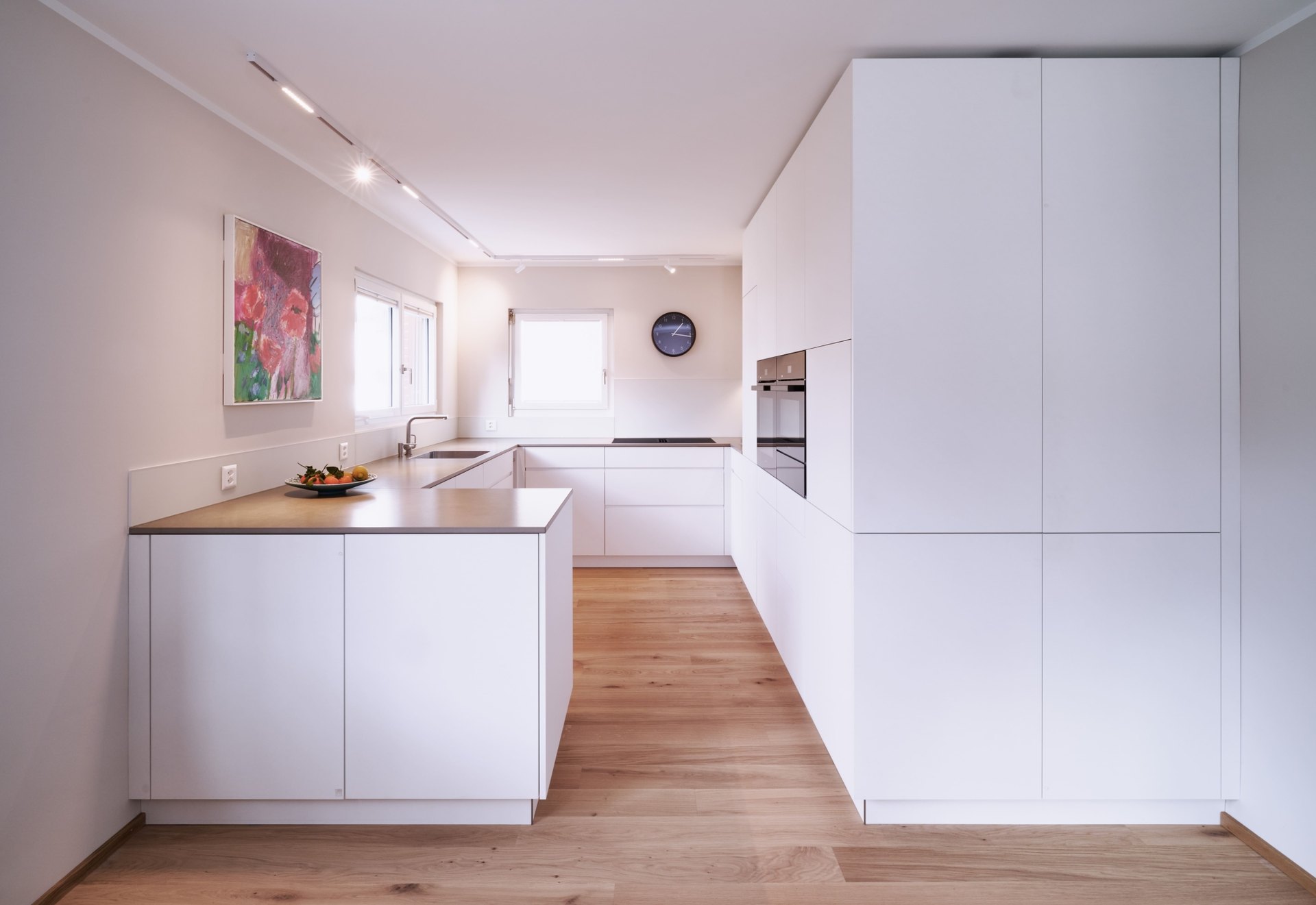 Moderne Küche mit schlichten Fronten
