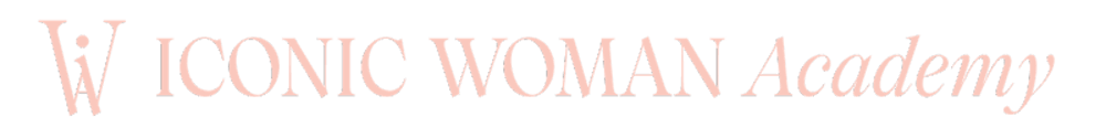 Logo "W Iconic Woman Academy" w kolorze łososiowym na ciemnozielonym tle.