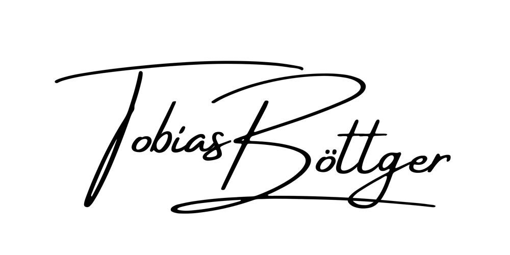 Schwarze Unterschrift mit dem Namen "Tobias Böttger" auf dunkelgrünem Hintergrund.