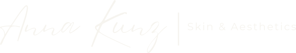 Anna Kunz Skin & Aesthetics Logo in Weiß auf grünem Hintergrund.