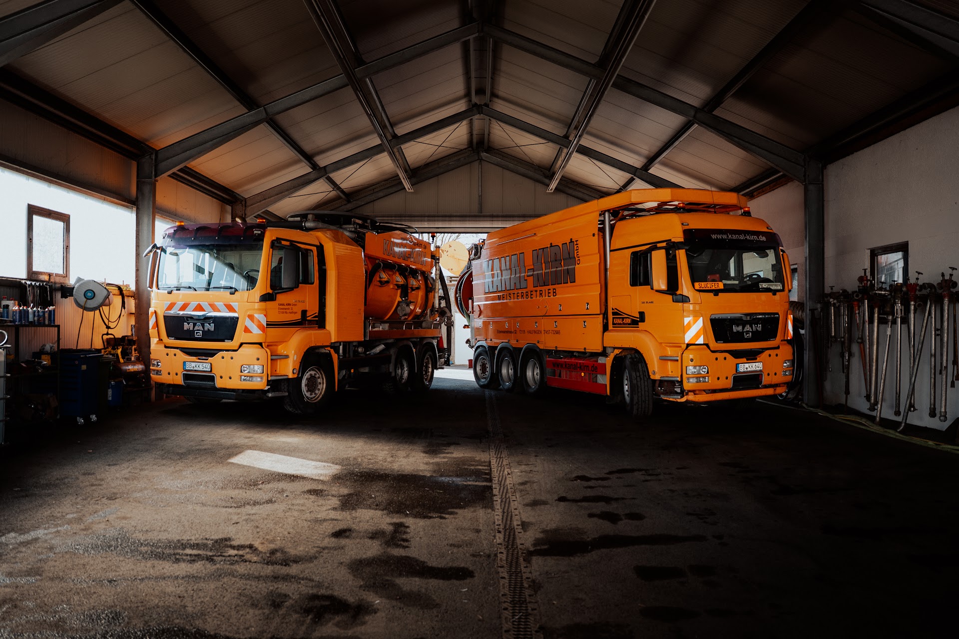 Zwei Saug-Reinigungs-LKW von Kanal-Kirn in der Fahrzeughalle