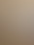 Weiße Innenwand mit Lichtreflexionen, Lichtschalter, Steckdose, Türrahmen und Holzboden in einem hellen Raum.