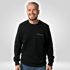 Ein lächelnder Mann in einem schwarzen Pullover mit dem Schriftzug „#SUBZERO“ auf der linken Brust.