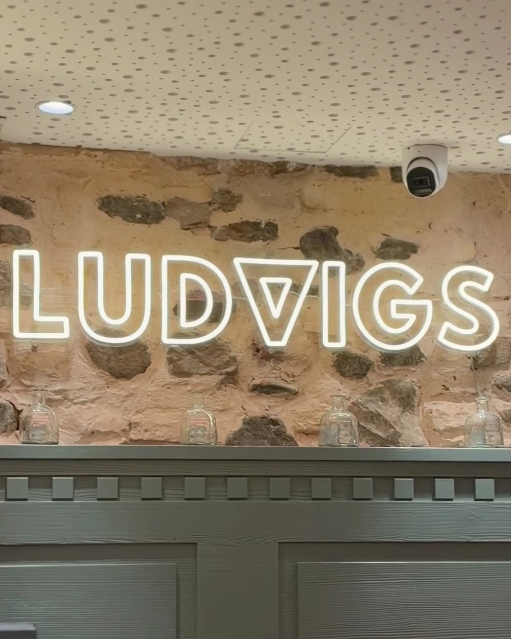 Leuchtschrift Ludvigs an der Steinwand