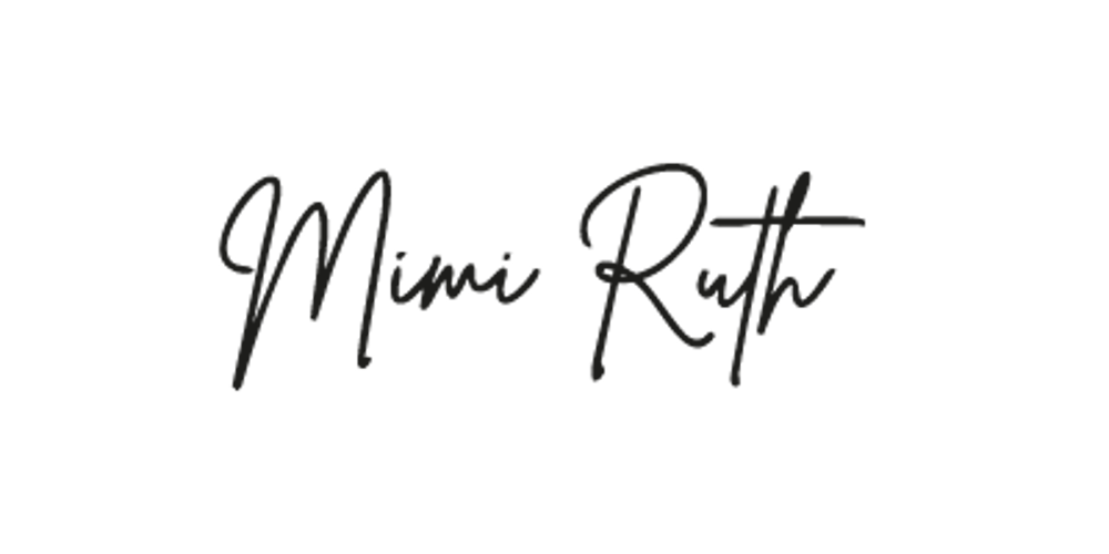 Schwarze Unterschrift „Mimi Ruth“ auf dunkelgrünem Hintergrund.