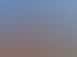 Hölzerner Dachstuhl eines Rohbaus mit sichtbaren Balken, Pfetten und roten Dachziegeln vor blauem Himmel.